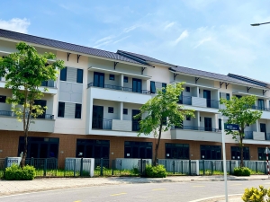 🏡 BÁN CĂN SH2 – CENTA RIVERSIDE VSIP BẮC NINH 🌟 Vị trí đắc địa – Thiết kế tối ưu – Sổ đỏ sẵn sàng! 💎 THÔNG TIN CHI TIẾT: 🔹 Căn shophouse: SH2 – Centa Riverside 🔹 Diện tích đất: 100m² (5m x 20m) 🔹 Mặt tiền: 5m 🔹 Đường trước nhà: 14m, đường sau nhà: 6m 🔹 Hướng nhà: Hướng Nam 🔹 Pháp lý: Sổ đỏ chính chủ 🔹 Giá bán: 7 tỷ – thương lượng trực tiếp chủ nhà 🚀 ƯU ĐIỂM NỔI BẬT: ✅ Vị trí trung tâm khu Centa Riverside – kết nối thuận tiện các trục chính của khu đô thị ✅ Đường rộng – vỉa hè thoáng – phù hợp để ở kết hợp kinh doanh ✅ Mặt tiền 5m dễ thiết kế showroom, spa, văn phòng, mini mart… ✅ Tiềm năng tăng giá mạnh nhờ hạ tầng VSIP Bắc Ninh phát triển đồng bộ ✅ Khu dân cư đông đúc – gần trường học, công viên, TTTM, nhà máy 📲 Liên hệ ngay để xem nhà & nhận tư vấn chi tiết: 💬 Vsip Bắc Ninh – Chuyên viên BĐS khu VSIP Bắc Ninh 📞 Hotline/Zalo: 0962011875 📌 Hỗ trợ pháp lý – sang tên – ngân hàng từ A-Z 🎁 Có hoa hồng cho cộng tác viên giới thiệu thành công 💼 Centa Riverside – Đầu tư hôm nay, sinh lời bền vững ngày mai! #CentaRiverside #ShophouseSH2 #VSIPBacNinh #BanNhaVSIP #BDSBacNinh #TungBachLand